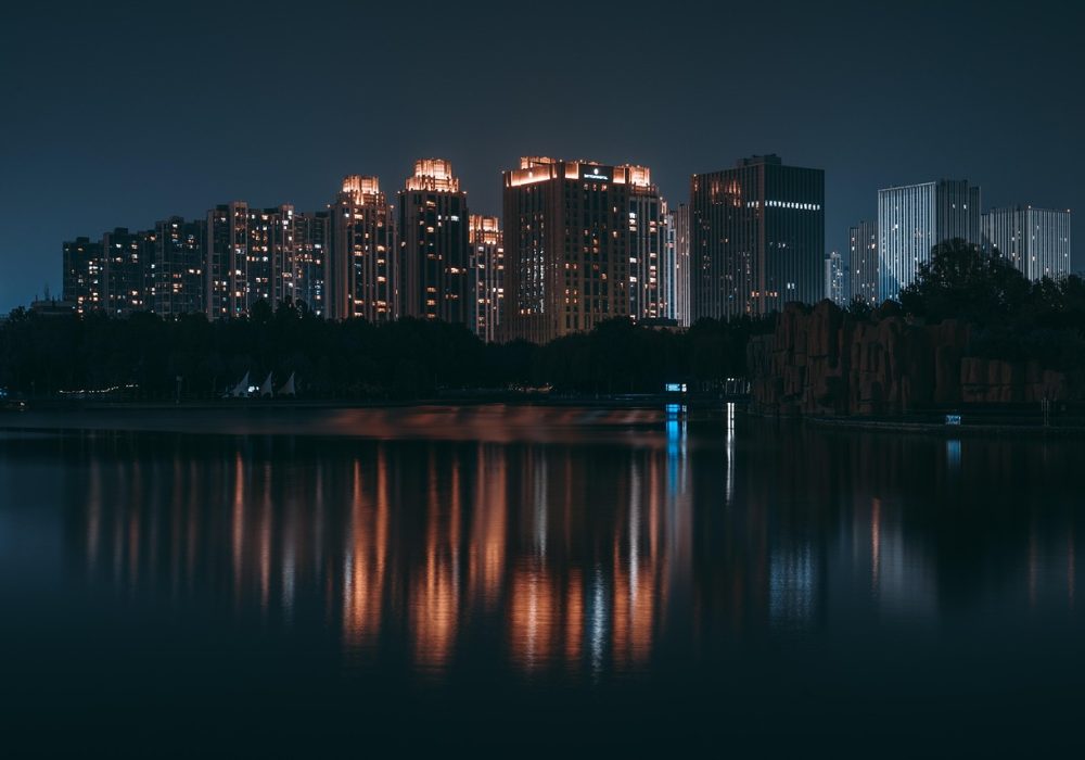 夜间地铁车厢内乘客低头看手机阅读漫画的场景，屏幕光映在脸上，右上角显示上次阅读位置已自动恢复