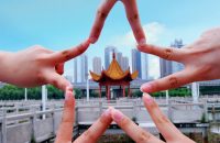 韩漫《午夜补习班》封面，校园青春题材，教室夜灯下男女主角面对面的温馨场景