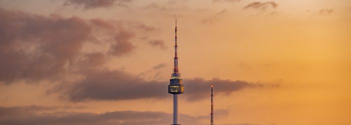 韩漫《独家蜜爱·限定攻略》宽幅封面，都市夜景背景，男女主角并肩而立，全彩高清画质